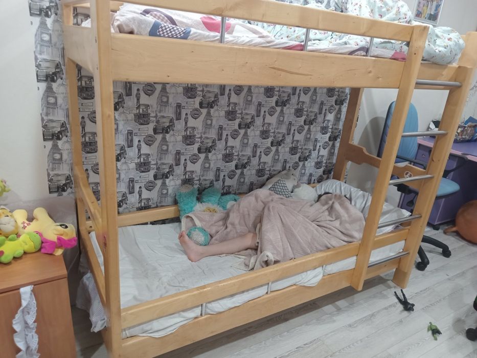 Двухярусная добротная кровать