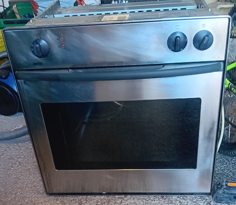 Plita pe gaz și cuptor electri