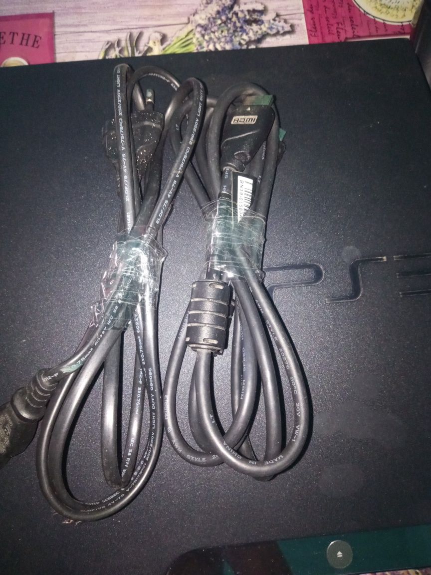 Vind PlayStation 3 urgent totul în regulă +o manete gratis 5 sidiuri .