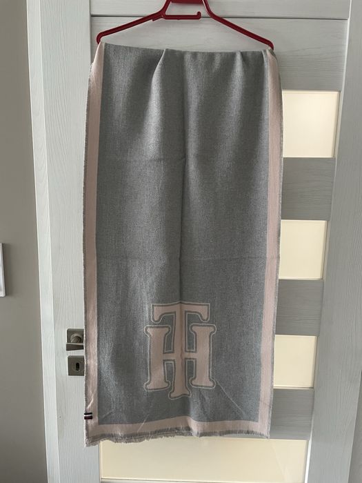 Оригинален шал на Tommy Hilfiger, с две лица