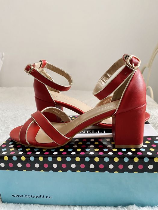 Vând sandale roșii 39