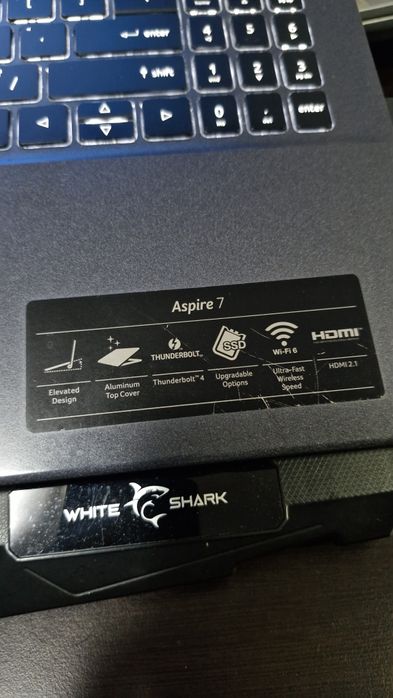 Se vinde laptop acer aspire 7