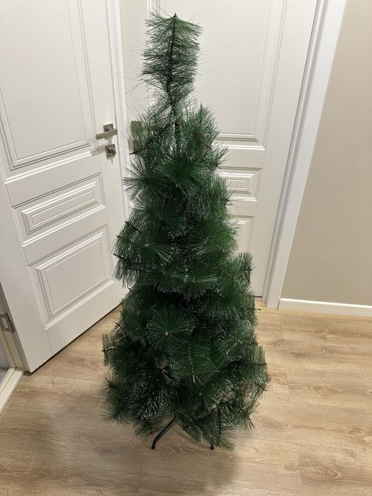 Продаю ёлку с гирляндой в подарок