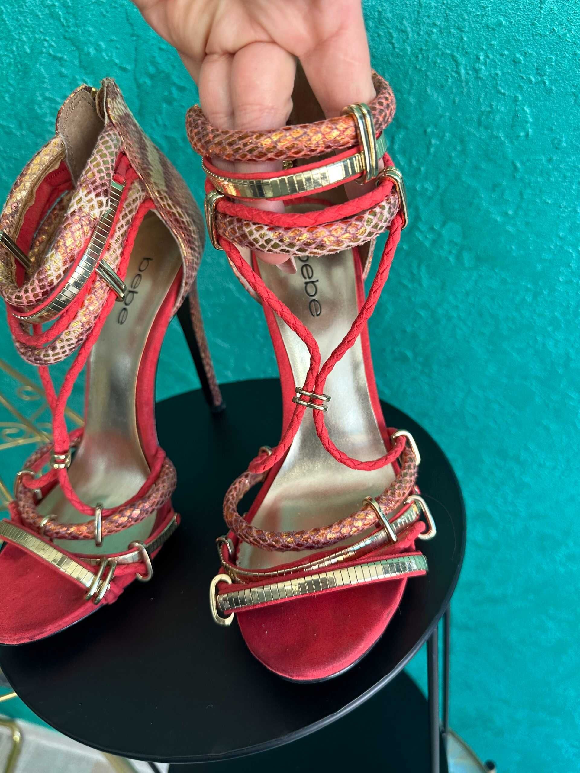 Sandale cu toc, culoarea roșu cu inserții aurii, mărimea 38, NOI