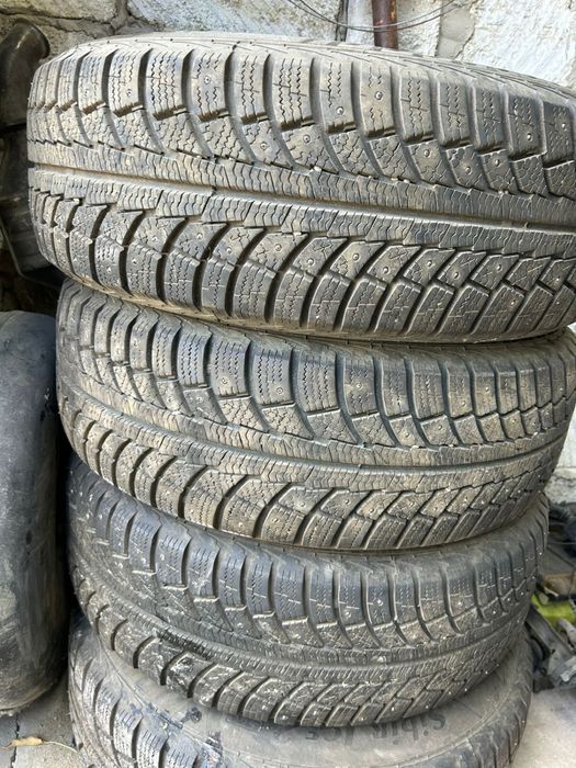 Продам шимние покрышки 235/65 R17