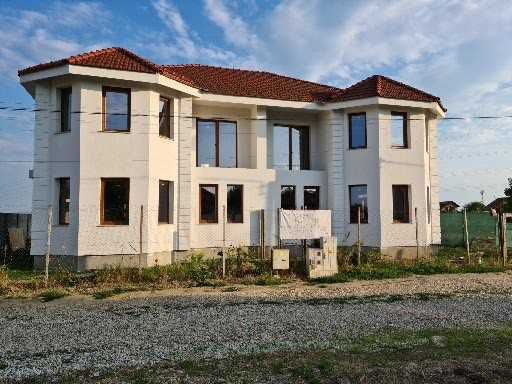 apartament in casa  are curte privata  nu comuna