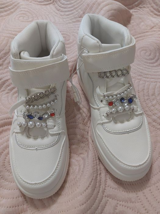 Нови обувки Reserved