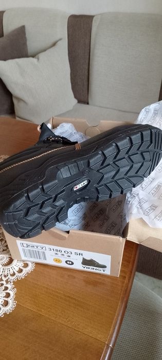 Продавам работни обувки номер 42 и чехли сабо номер 42