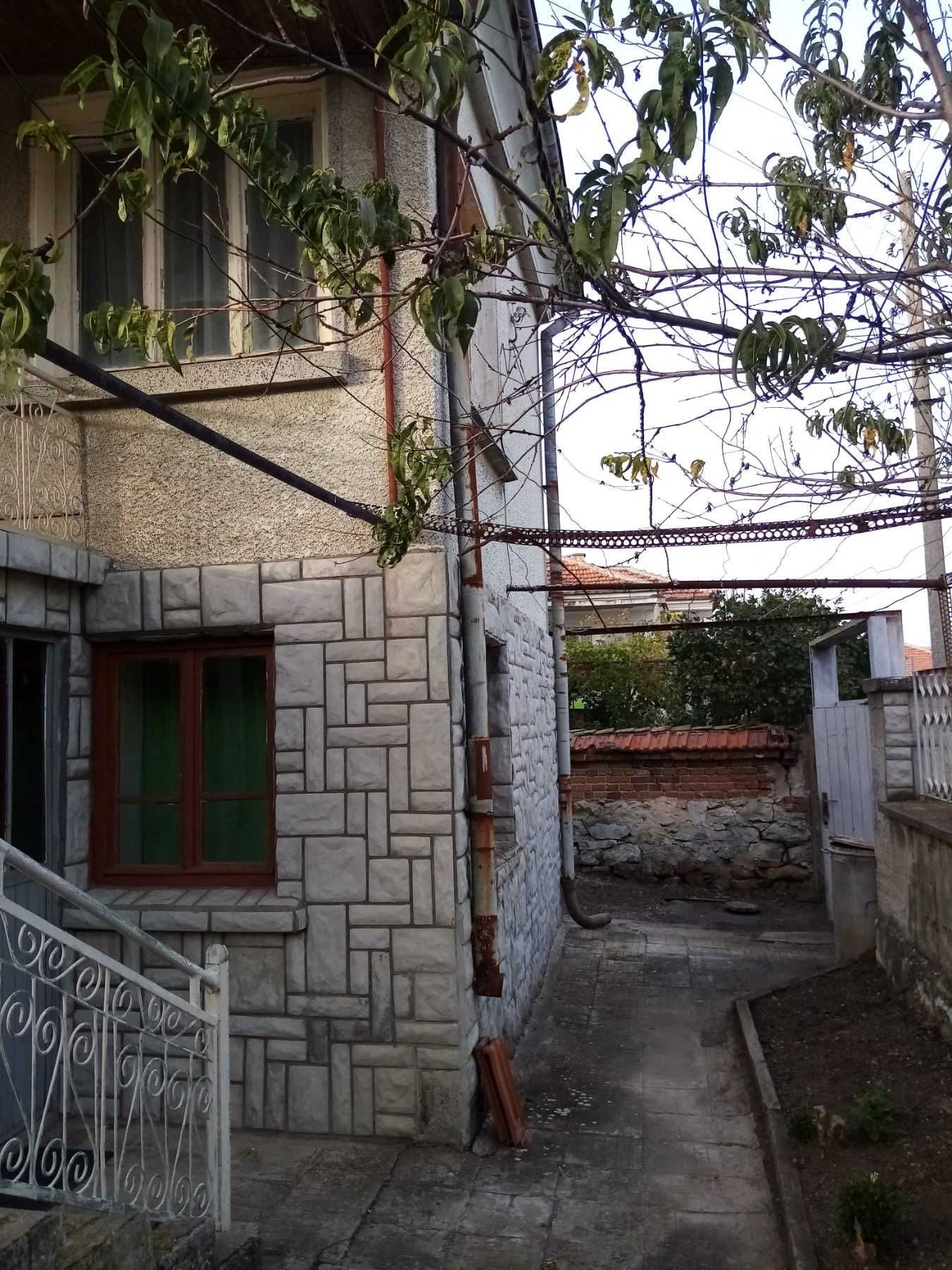 Двуетажна къща с двор