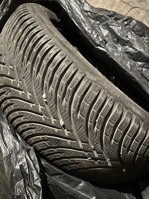 Vand 2 anvelope iarna 215/55 17 stare f f buna