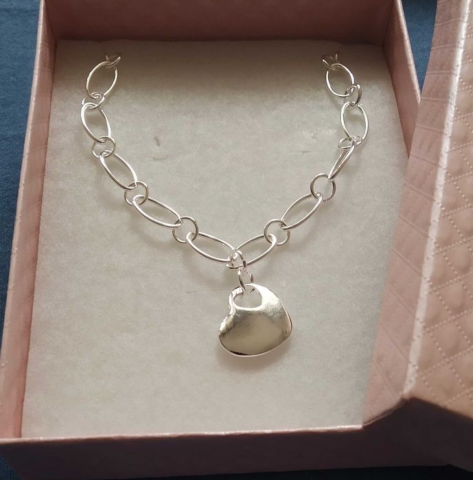 Ново, дамско сребърно колие с висулка.Различни модели и цени. В кутия.