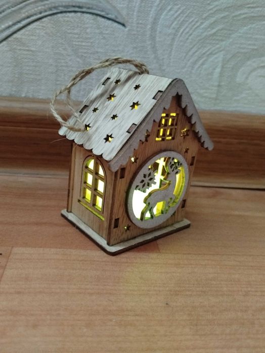 Светящийся домик, внутри свеча