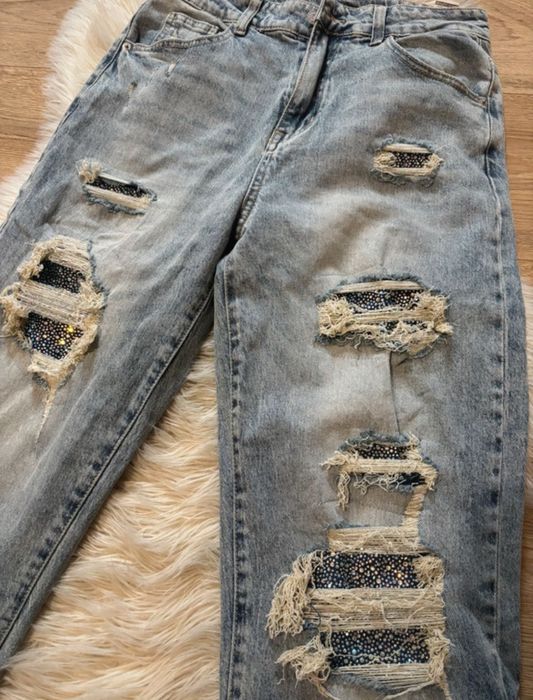 Blugi largi cu croială lejeră