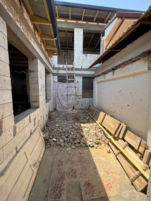 Karopka holatida uy sotiladi srochno yer narhida