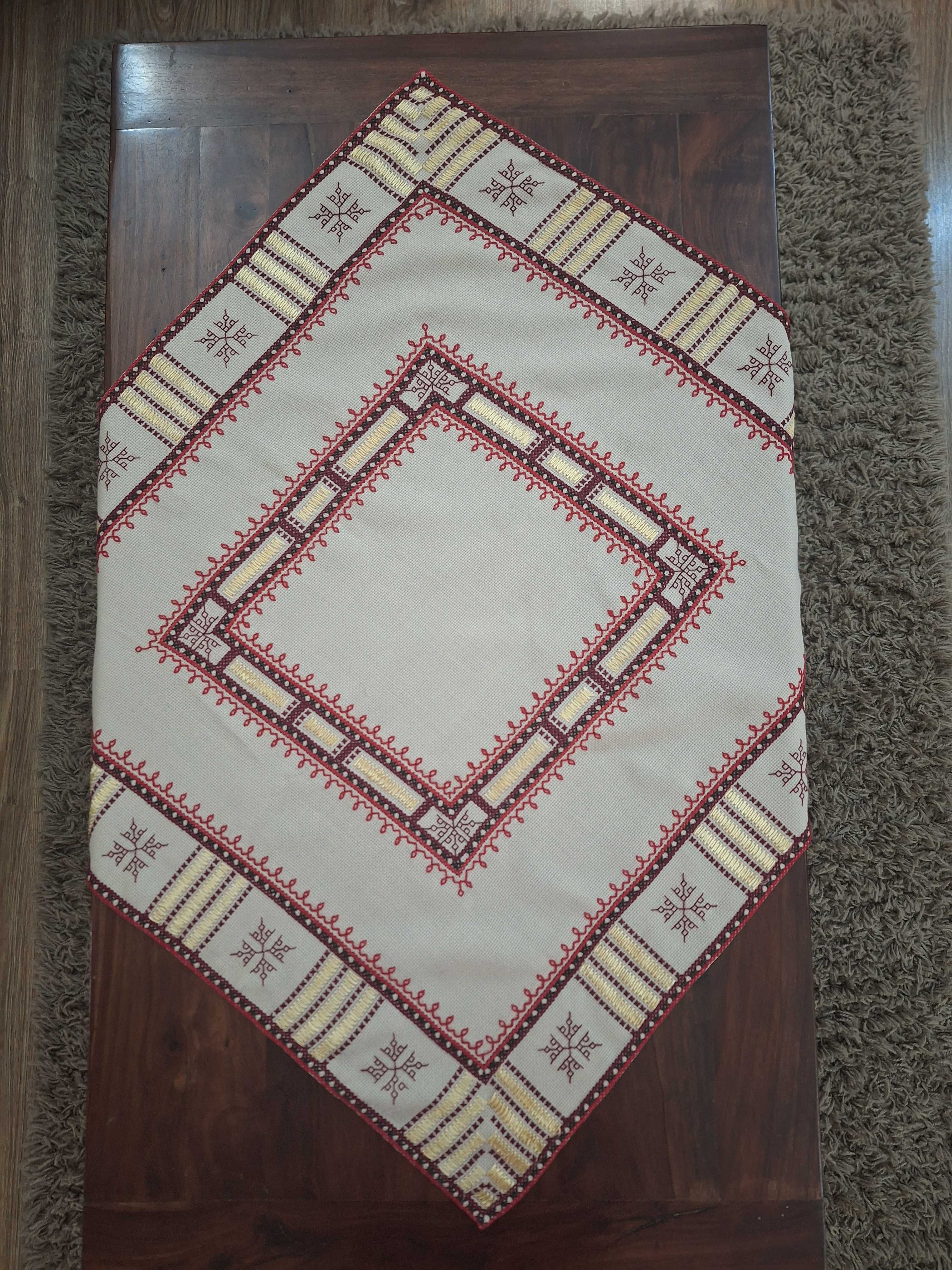 Покривки(каре) за  маса български шевици