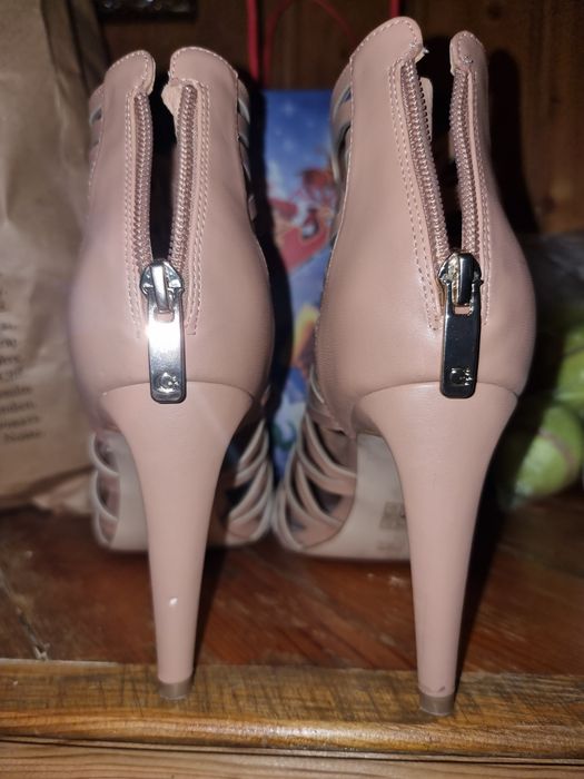 Страхотни сандали на guess