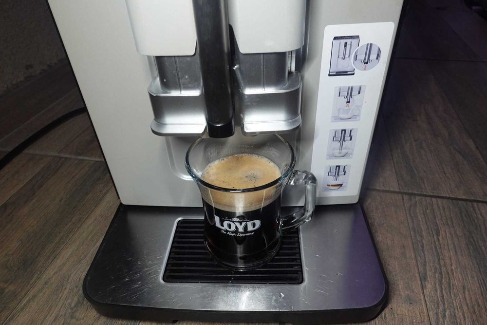 Espressor Bosch VeroCup 300 rasnita ceramica model cu ecran