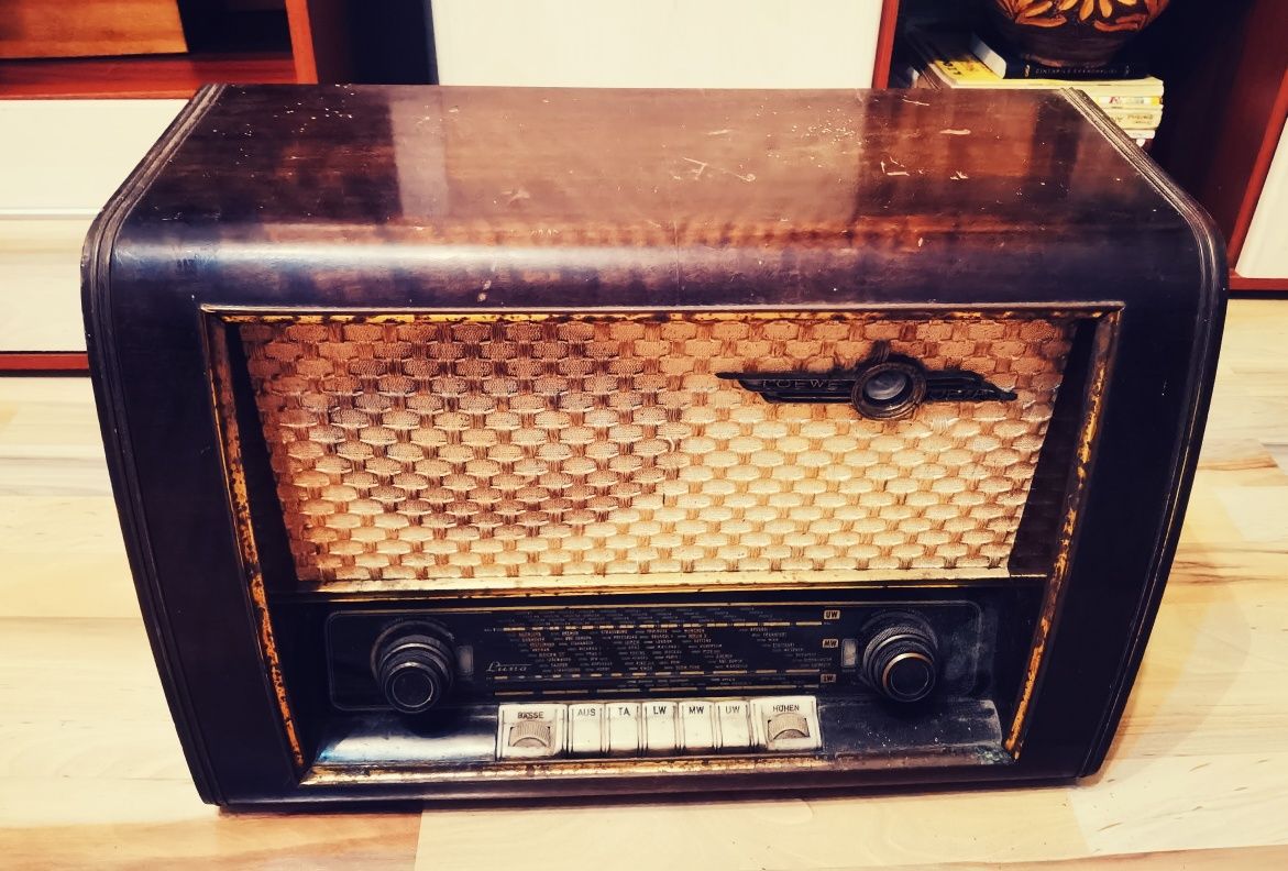 Radio vechi pe lămpi retro vintage de colecție Loewe Luna anii 50