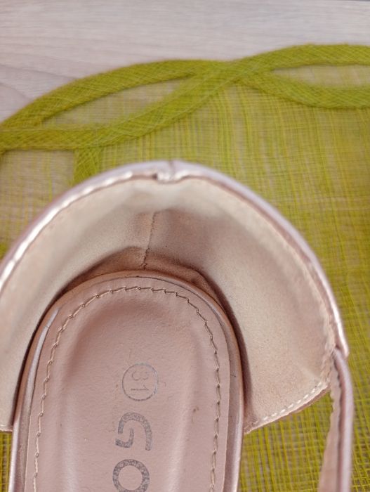 Pantofi fetite aurii