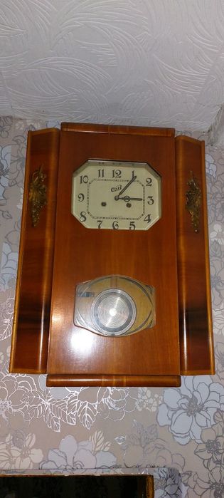 Часы настенные старинные в хорошем рабочем состоянии отправка по РК