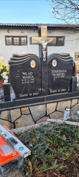 Monumente funerare