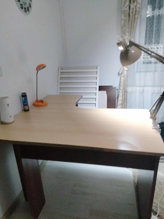 Se vinde birou pe colt in stare foarte buna