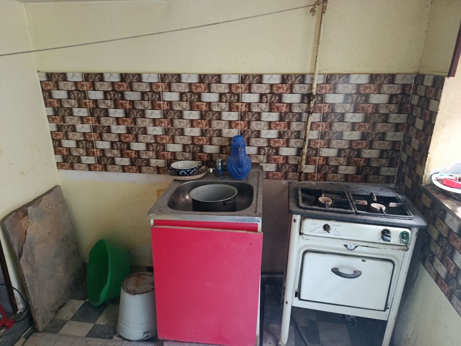 Ески Шахар лаби хавуз якинида ховлича сотилади