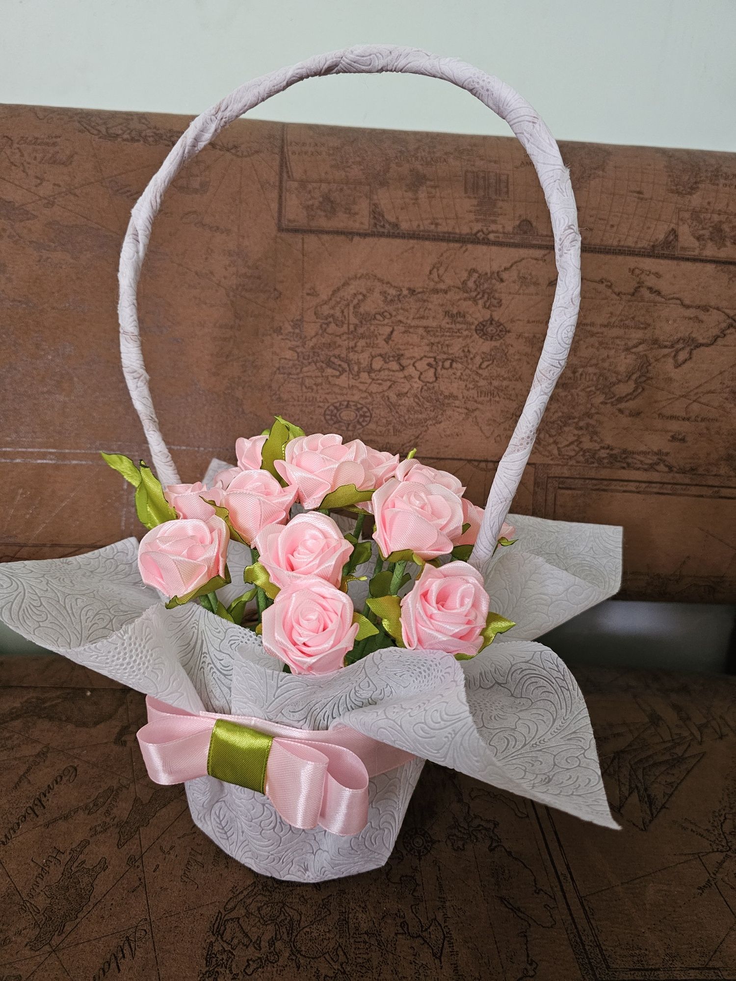 Корзинка с цветами из ленты