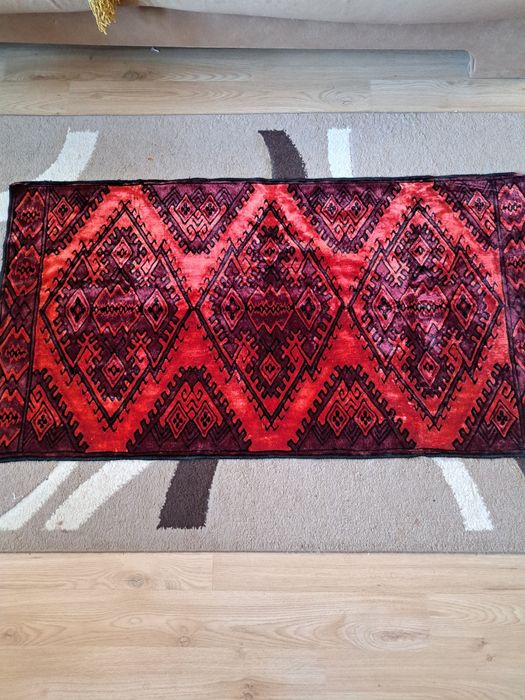 Чисто нови ръчно бродирани карета, вълнени кувертюри и плюшени ковьори