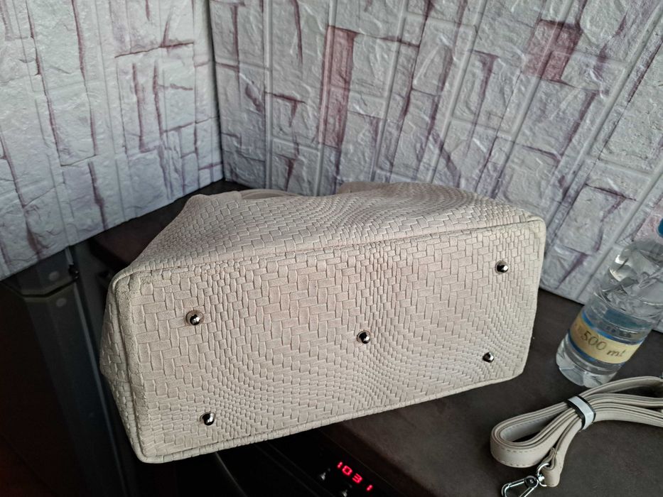 дамска чанта,бежова велурена торба-естествена кожа и велур