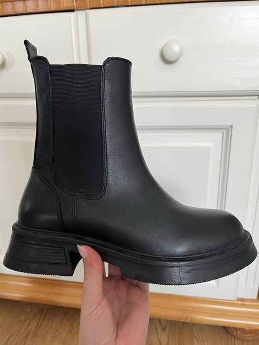 Ghete negre din piele noi