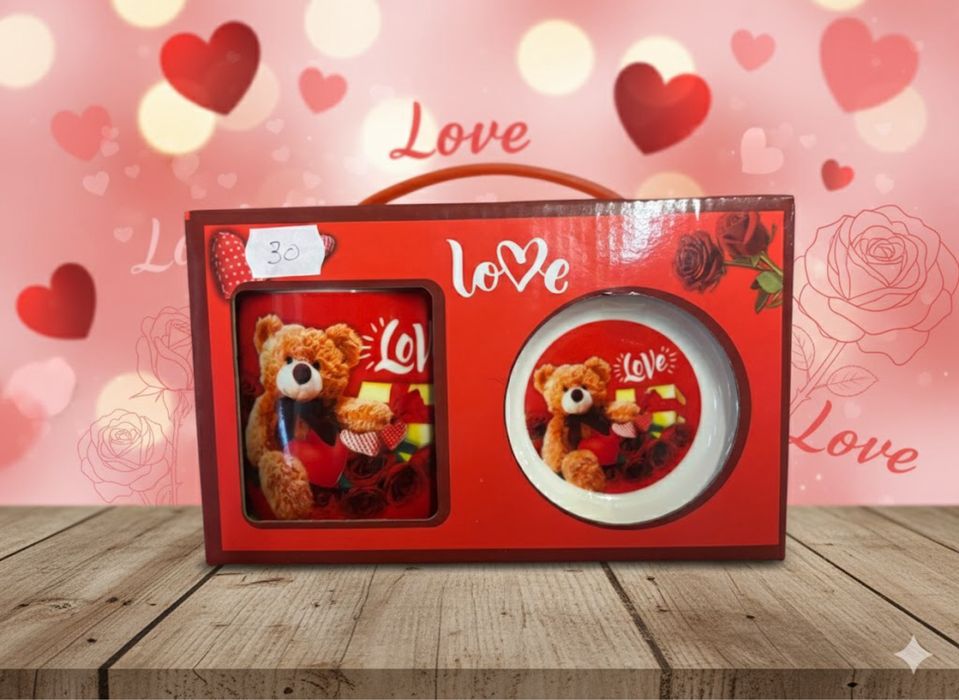 Cești și suporturi cu tematică de dragoste.