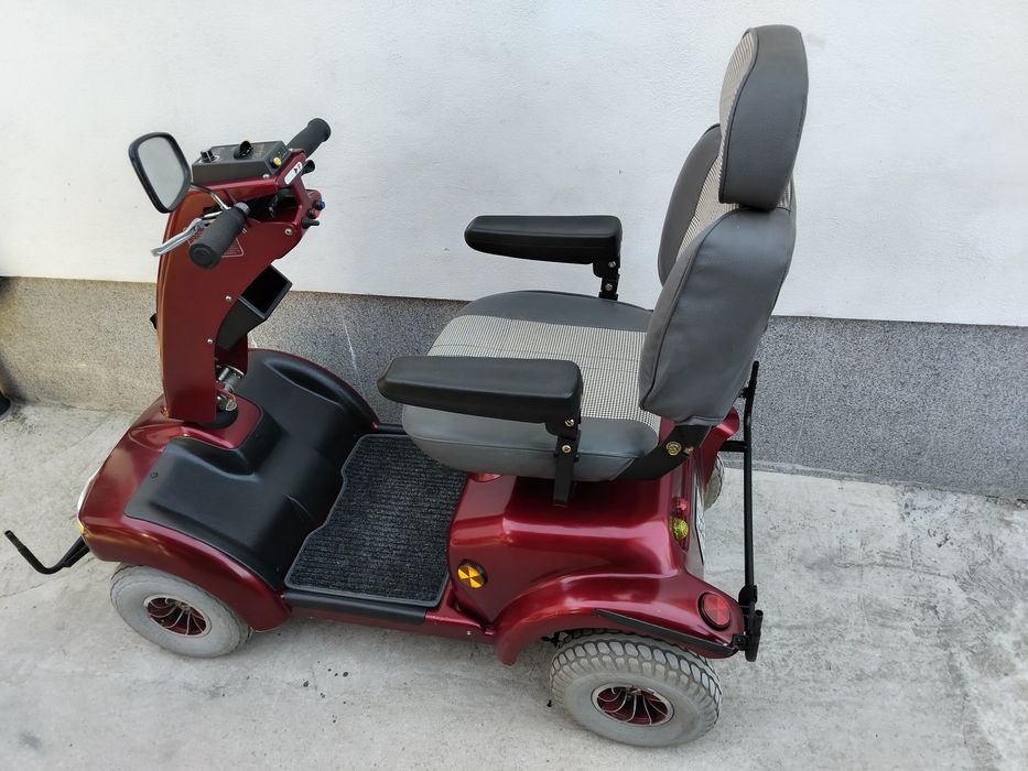 Cărucior scuter electric persoane cu dizabilități