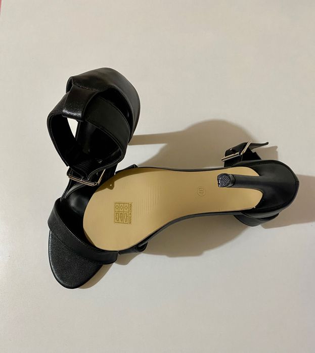 Sandale noi foarte dragute