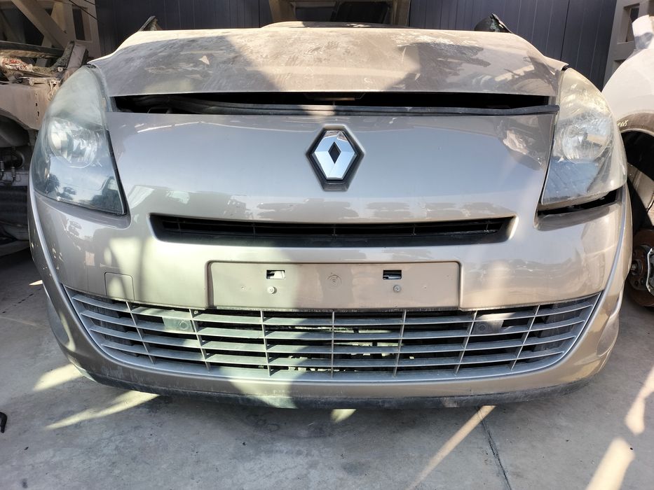 Предна броня с парктроници Renault Scenic III / Рено Сценик 3 2010г.