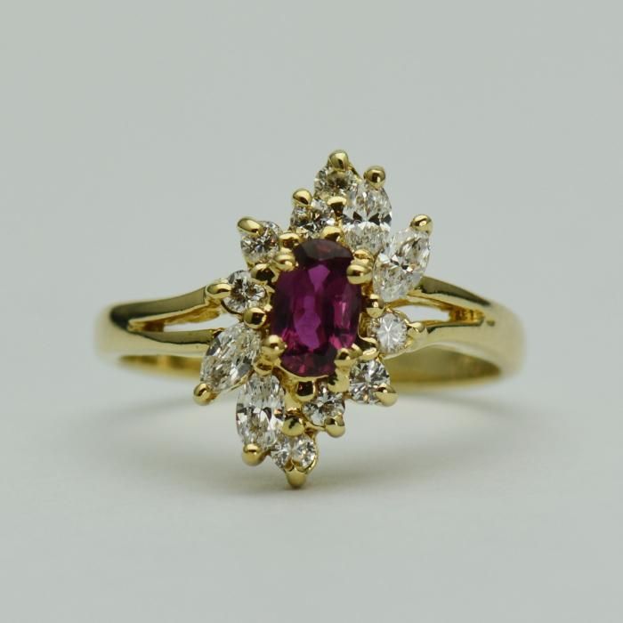 Inel din aur galben cu rubin oval si diamante (Cod 4663)