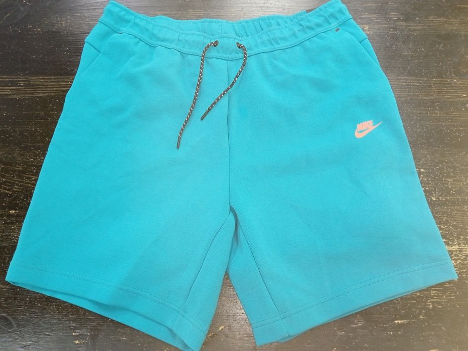 ТОРГА НЕТ !!! шорты Nike tech fleece оригинал. Размер XL