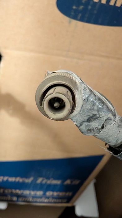 Дълъг коаксиален кабел с букса за антена