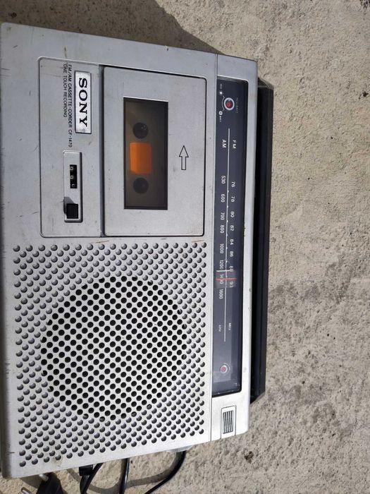Продавам ретро радиокасетофон Sony