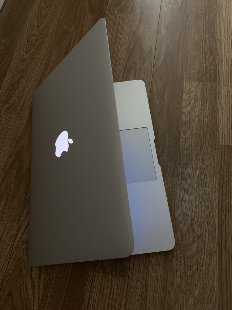 Laptop Apple MacBook Air Slim intel core i5,8gb ram,SSD 256gb memorie.
