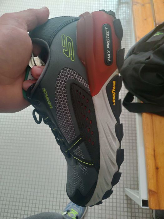 vand adidasi marca Skechers