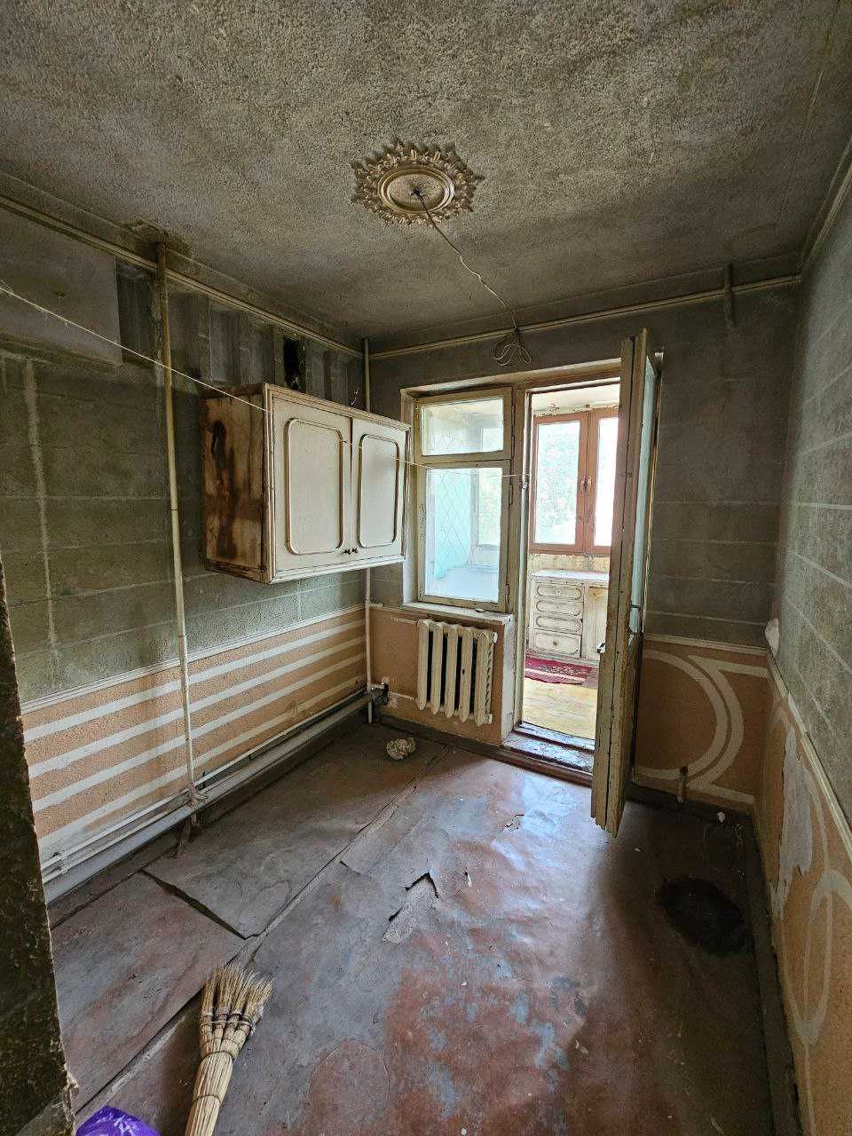 3х комнатная квартира на 3 этаже, без ремонта, Микрорайон
