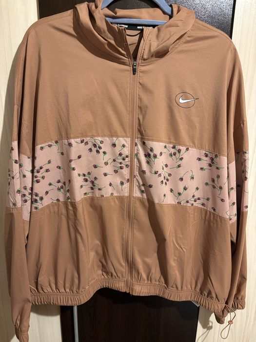 Якета найк в откично състояние видимо