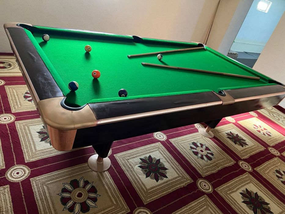 Pool bilyard sotiladi kiy va sharlari bilan!