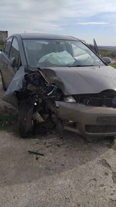 Тойота Корола Версо на цял или на части