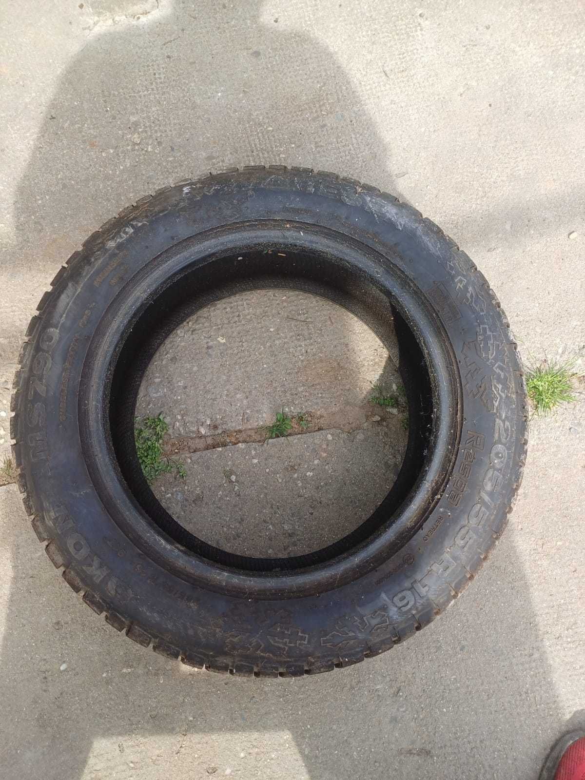 Vând geantă și 2 cauciucuri 205/55 R16