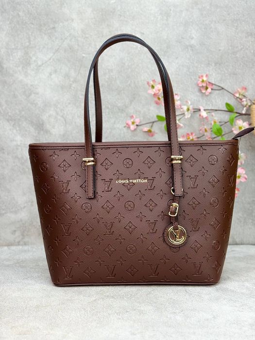Genti Louis Vuitton noi