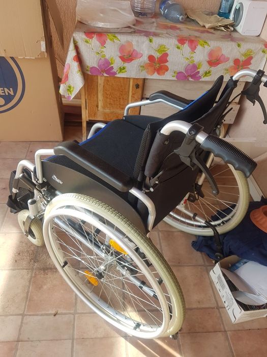 Carucior cu rotile pentru  persoane cu handicap.