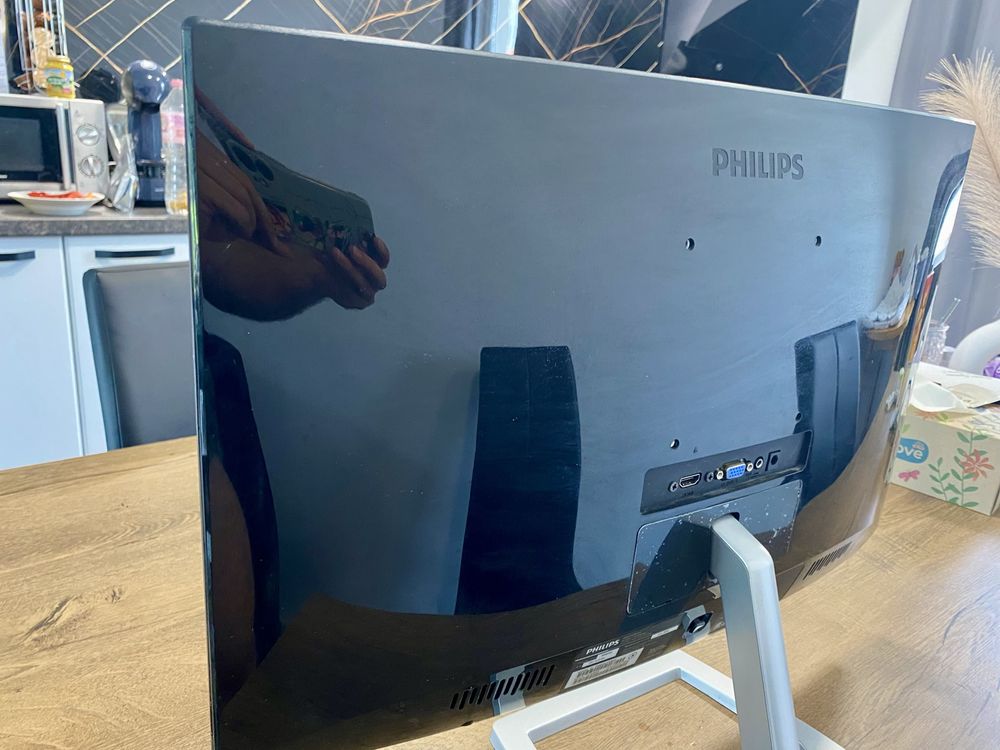 монитор Philips извит