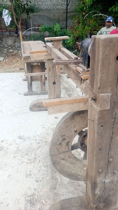 Vând unelte tâmplărie; strung lemn și tejghea ramplar vechi de 49 ani